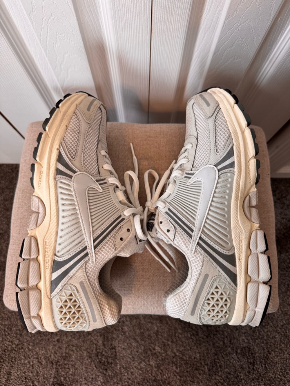 Mens Nike Zoom Vomero 5 Running Sneaker Cream/Light Gray Size 8 Sign Light Wear - Picture 9 of 12